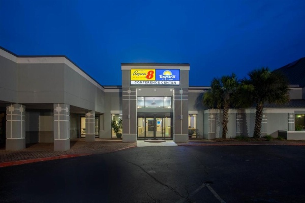 Super 8 by Wyndham Mobile I-65 image 17